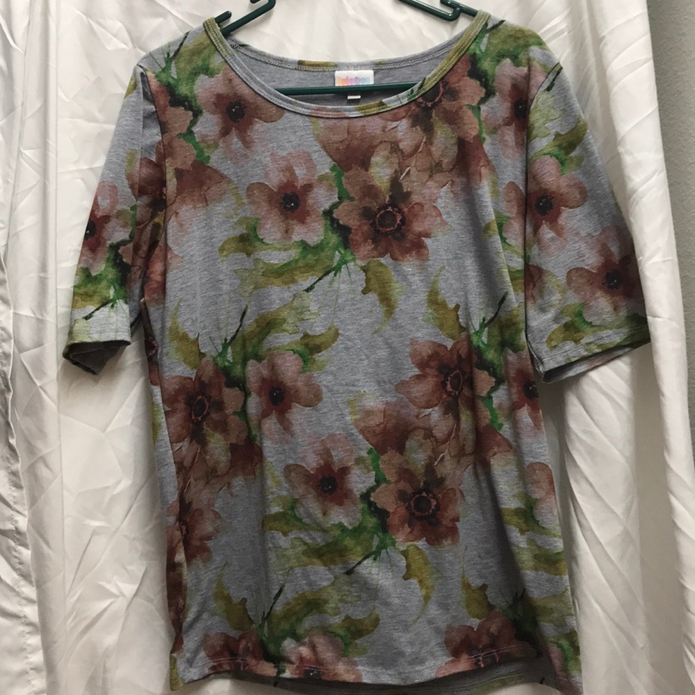 Lularoe Gigi top. Never worn.
